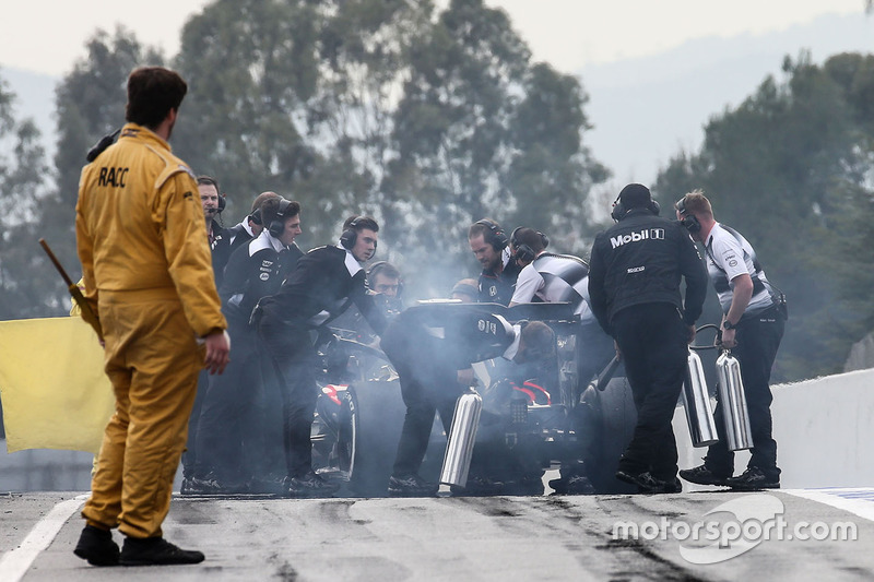 Jenson Button, McLaren MP4-31 stoppt am Ende der Boxengasse