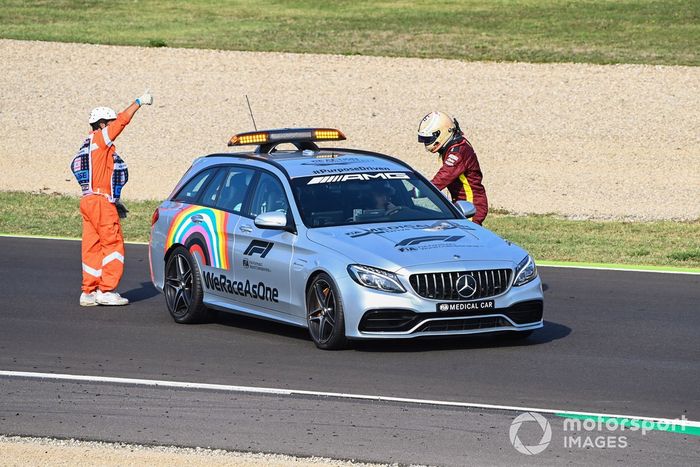 El Medical car se lleva a Sebastian Vettel, Ferrari