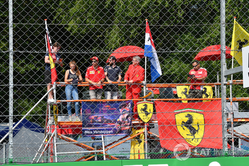 Des fans de Ferrari et des drapeaux