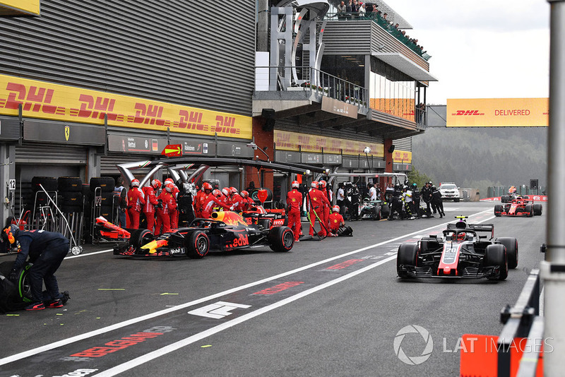 Max Verstappen, Red Bull Racing RB14 and Kevin Magnussen, Haas F1 Team VF-18