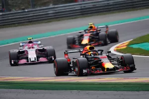 Daniel Ricciardo, Red Bull Racing RB14, devant Esteban Ocon, Racing Point Force India VJM1, et Max Verstappen, Red Bull Racing RB14