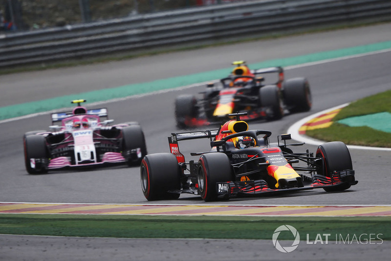 Daniel Ricciardo, Red Bull Racing RB14, por delante de Esteban Ocon, Racing Point Force India VJM1, y Max Verstappen, Red Bull Racing RB14