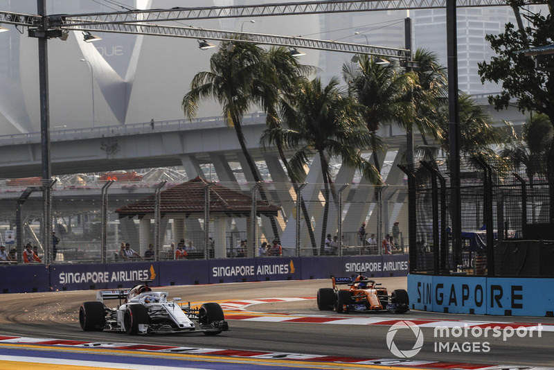 Marcus Ericsson, Sauber C37 and Fernando Alonso, McLaren MCL33