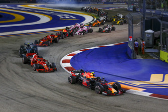 Макс Ферстаппен, Red Bull Racing RB14 та Себастьян Феттель, Ferrari SF71H