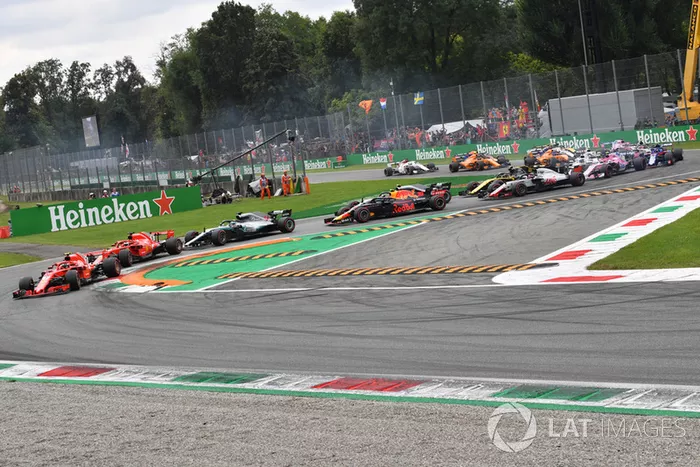 Kimi Raikkonen, Ferrari SF71H lidera en la salida por delante de Sebastian Vettel, Ferrari SF71H y Lewis Hamilton, Mercedes AMG F1 W09 