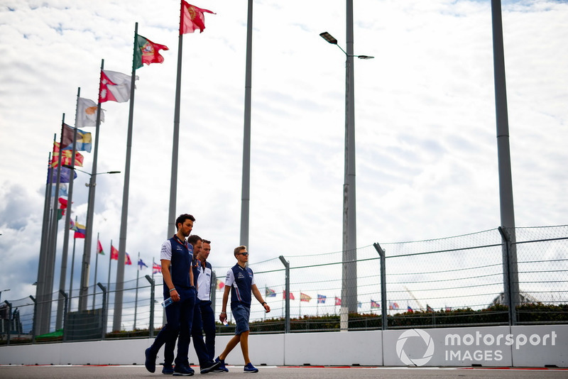 Sergey Sirotkin, Williams Racing, parcourt la piste à pied