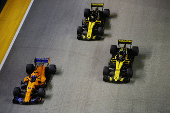 Fernando Alonso, McLaren MCL33 ve Carlos Sainz Jr., Renault Sport F1 Team R.S. 18 ve Nico Hulkenberg, Renault Sport F1 Team R.S. 18