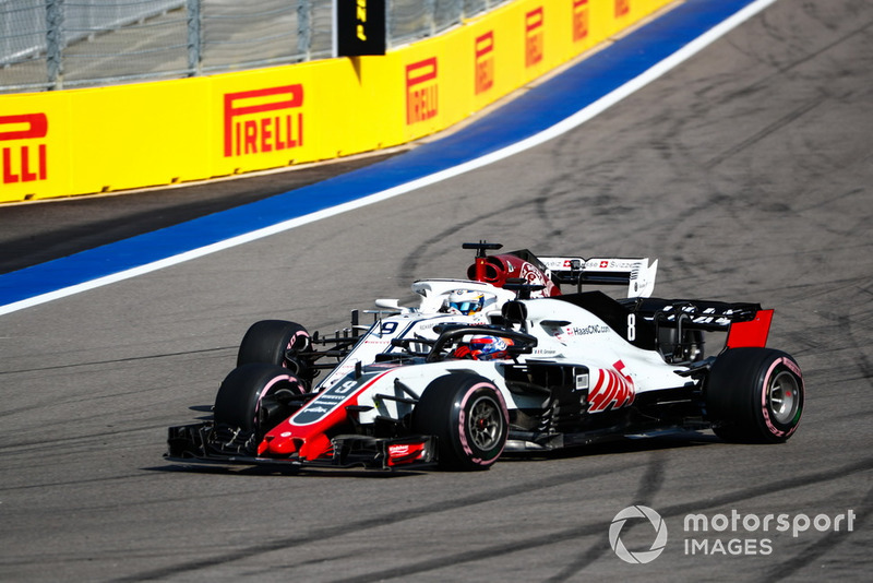 Romain Grosjean, Haas F1 Team VF-18, en lutte avec Marcus Ericsson, Sauber C37