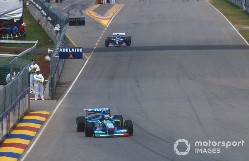 Michael Schumacher, Benetton B194 lidera a Damon Hill, Williams FW16B