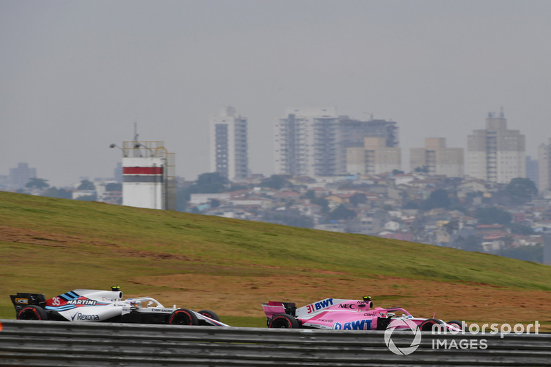 Esteban Ocon, Racing Point Force India VJM11 and Sergey Sirotkin, Williams FW41 