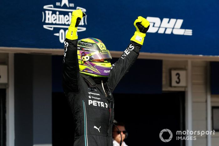 El hombre de la pole, Lewis Hamilton, Mercedes-AMG, lo celebra a su llegada al Parc Ferme