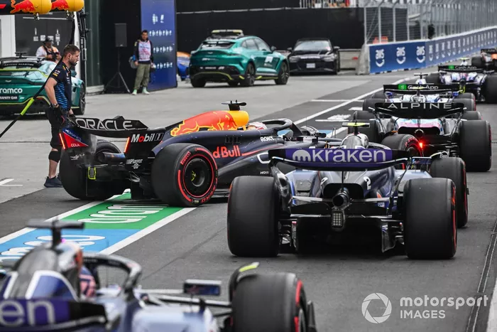 Pierre Gasly, Alpine A524, Max Verstappen, Red Bull Racing RB20, Logan Sargeant, Williams FW46, en la cola para salir de boxes en la Q2.
