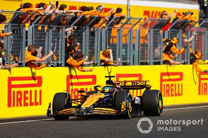Oscar Piastri, McLaren MCL38, 1ª posición, pasa junto a su equipo celebrando en el muro de boxes al final de la carrera.