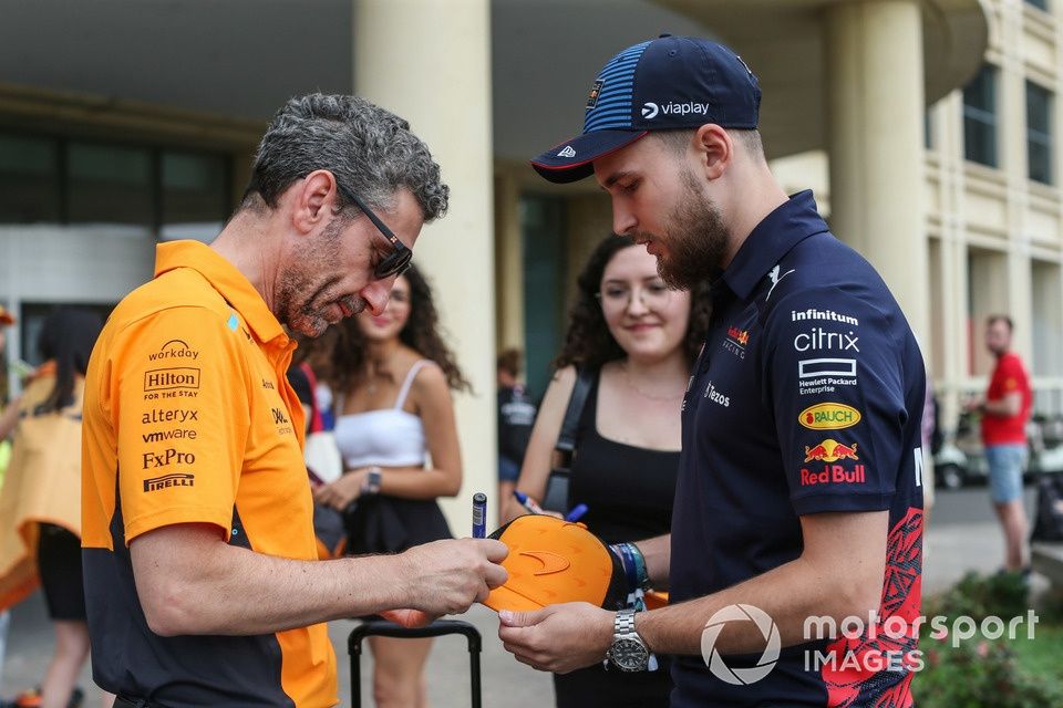 Andrea Stella, dyrektor zespołu, McLaren F1 Team, podpisuje autografy 