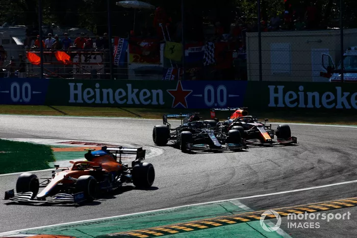 Lewis Hamilton, Mercedes W12, y Max Verstappen, Red Bull Racing RB16B chocan durante la carrera