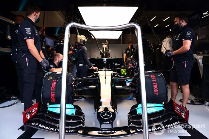 Mecánicos en el garaje con el coche de Lewis Hamilton, Mercedes W12