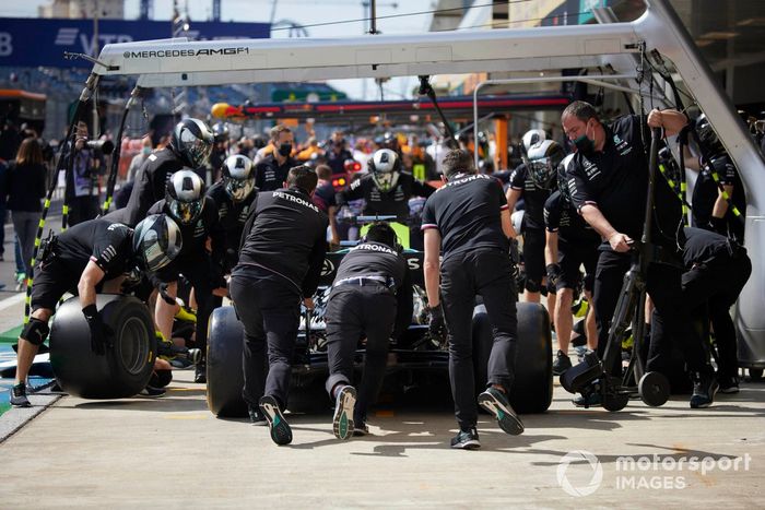 Mecánicos en el pit lane con Lewis Hamilton, Mercedes W12