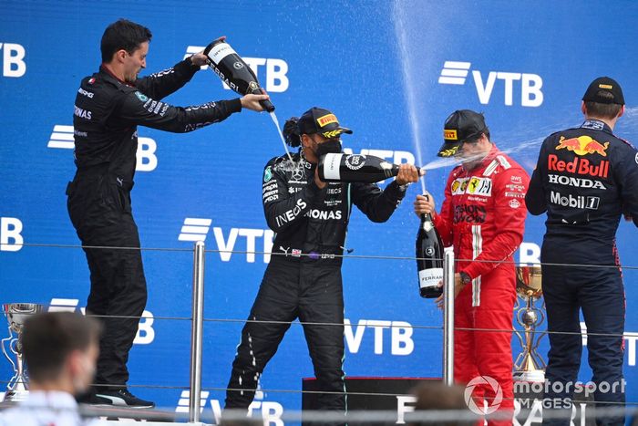 Podio: segundo lugar Max Verstappen, Red Bull Racing, ganador Lewis Hamilton, Mercedes, tercer lugar Carlos Sainz Jr., Ferrari