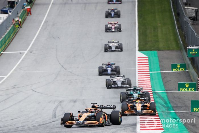 Daniel Ricciardo, McLaren MCL36, Lando Norris, Lance Stroll, Aston Martin AMR22