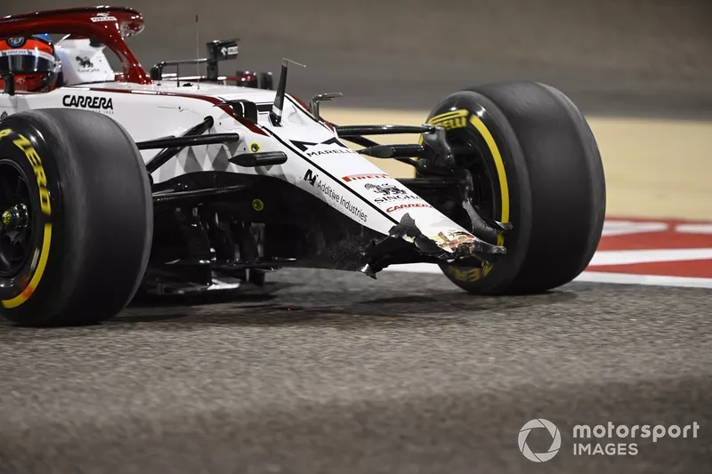 Daños en el alerón delantero del coche de Kimi Raikkonen, Alfa Romeo Racing C41