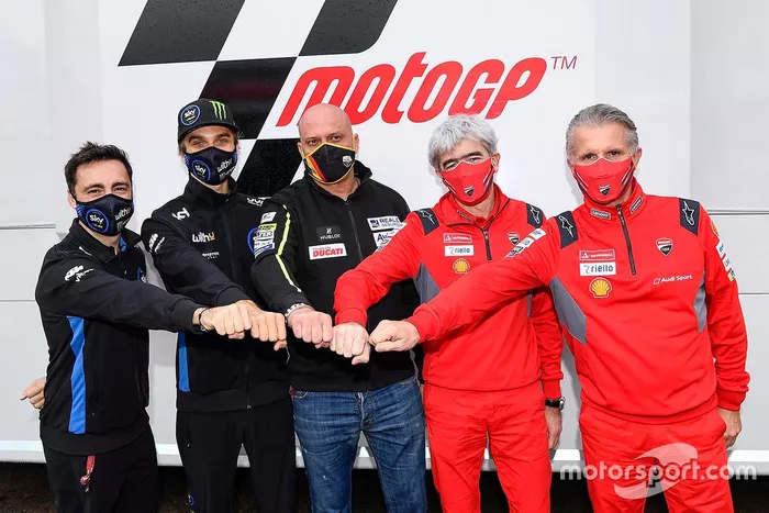 Luca Marini y Enea Bastianini, Esponsorama Racing con Luigi Dall'Igna, Director General de Ducati, Raul Romero, Esponsorama Racing Team y Paolo Ciabatti, Director Deportivo de Ducati 