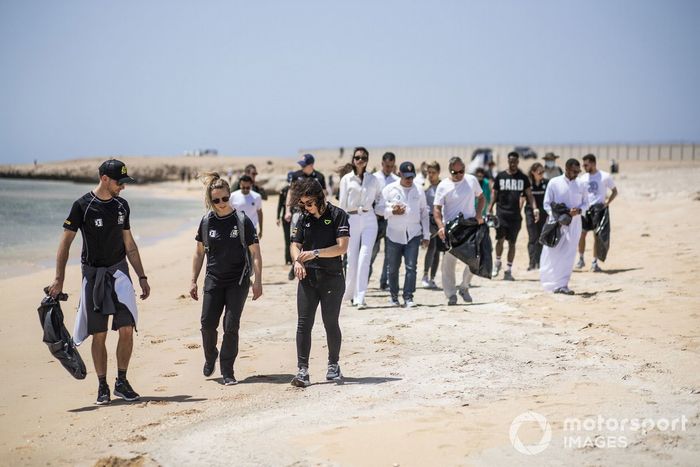 Jenson Button, JBXE Extreme-E Team, Mikaela Ahlin-Kottulinsky, JBXE Extreme-E Team, y Jamie Chadwick, Veloce Racing, en la playa que limpiaron