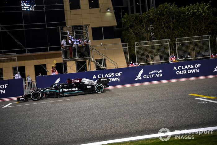 Ganador Lewis Hamilton, Mercedes W12, se lleva la bandera a cuadros