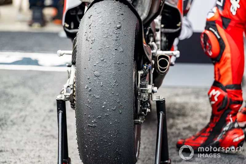 Dettaglio del pneumatico posteriore di Francesco Bagnaia, Ducati Team, dopo la gara
