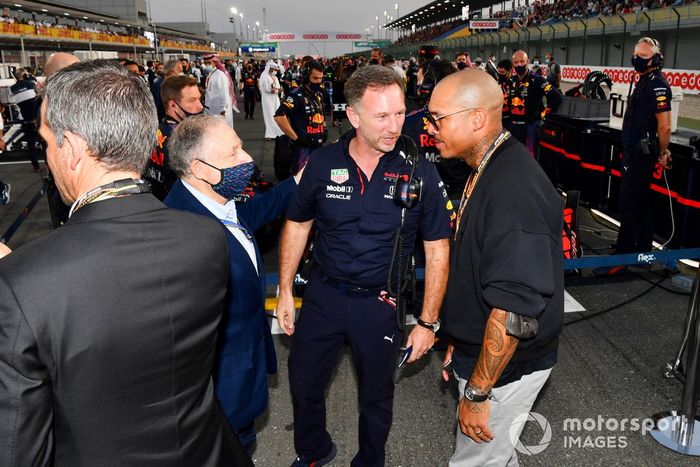 Jean Todt, Presidente de la FIA, y Christian Horner, director de Red Bull Racing, con invitados en la parrilla