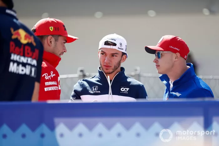 Charles Leclerc, Ferrari Pierre Gasly, AlphaTauri y Nikita Mazepin, desfiles de pilotos 