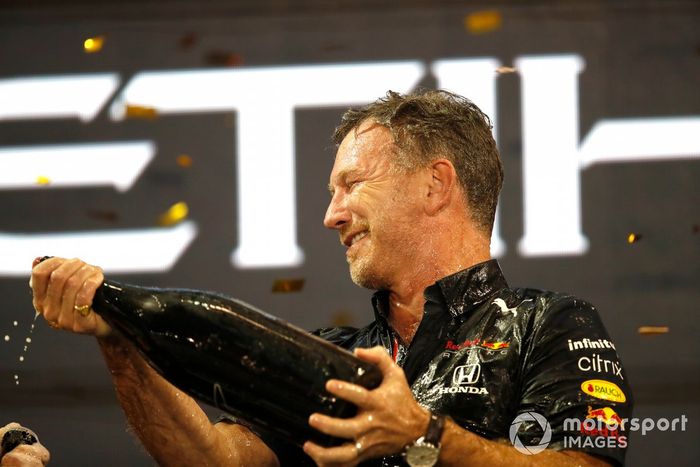 Christian Horner, director del equipo Red Bull Racing, rocía