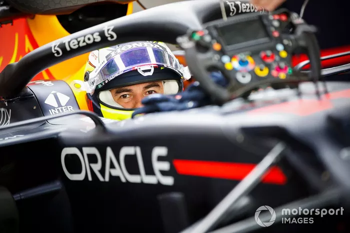 Sergio Pérez, con un Red Bull Racing RB15 adaptado (muleto) con los Pirelli de 18 pulgadas  