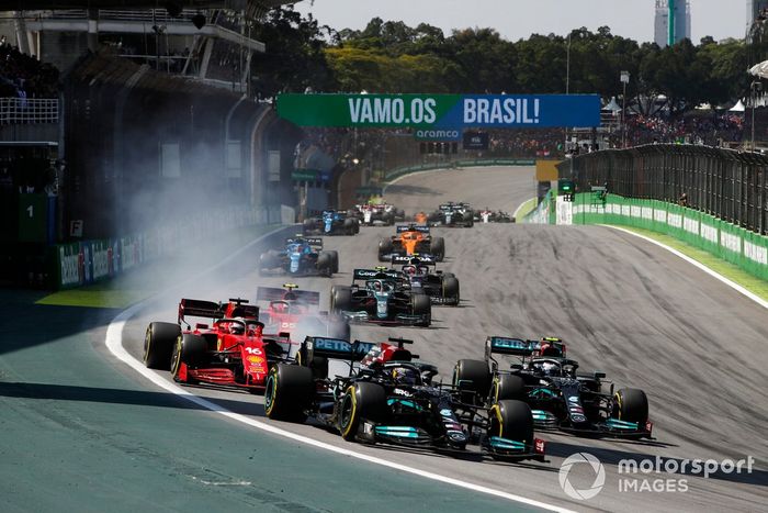 Lewis Hamilton, Mercedes W12, Valtteri Bottas, Mercedes W12, Charles Leclerc, Ferrari SF21, Carlos Sainz Jr., Ferrari SF21, y el resto de la parrilla tras el coche de seguridad