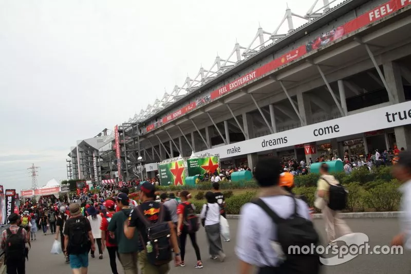 Fans salen del circuito de Suzuka 