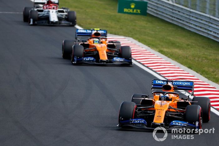 Carlos Sainz Jr, McLaren MCL34, lidera Lando Norris, McLaren MCL34, y Kimi Raikkonen, Alfa Romeo Racing C38