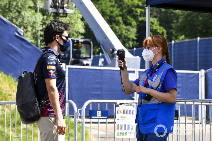 A Sergio Pérez, Red Bull Racing, le toman la temperatura