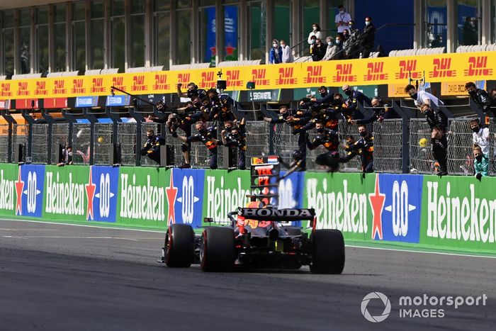 Max Verstappen, Red Bull Racing RB16B, secondo classificato, taglia il traguardo per la gioia della sua squadra