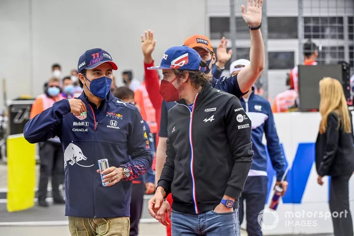 Sergio Pérez, Red Bull Racing, y Fernando Alonso, Alpine F1, en el drivers parade