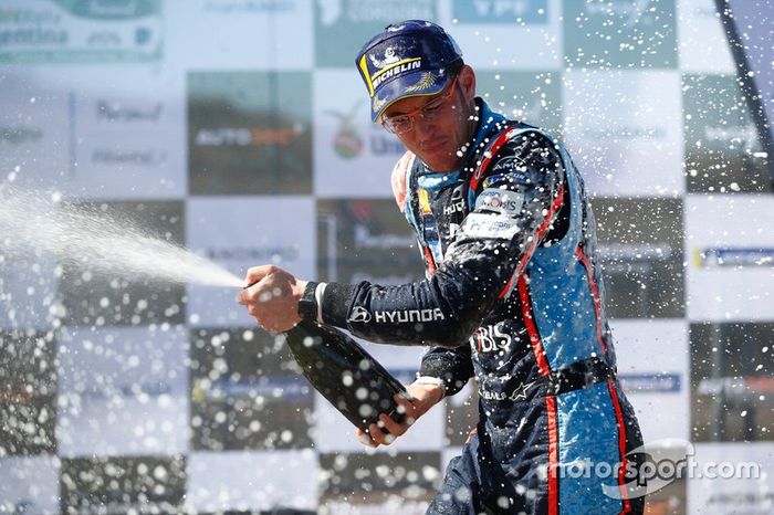 Thierry Neuville, Hyundai Motorsport Hyundai i20 Coupe WRC celebra su victoria