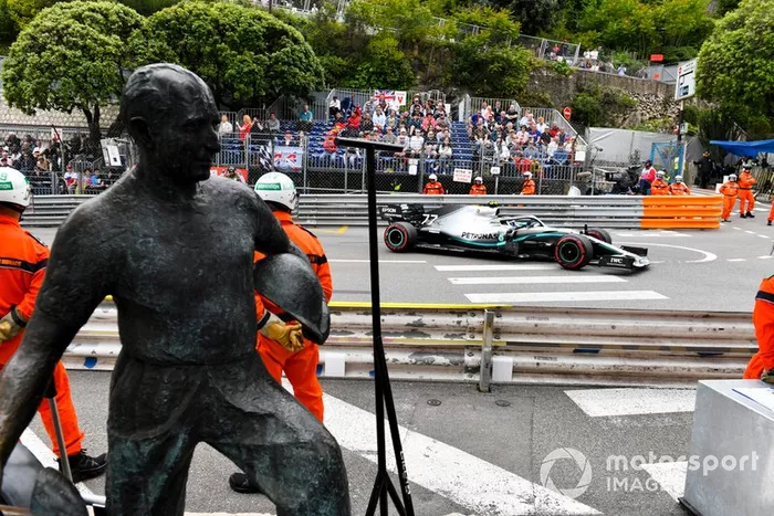 Valtteri Bottas, Mercedes AMG W10 y la estatua de Fangio