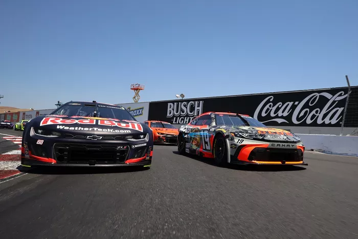 Shane van Gisbergen, Trackhouse Racing Chevrolet, Chase Briscoe, Joe Gibbs Racing Toyota