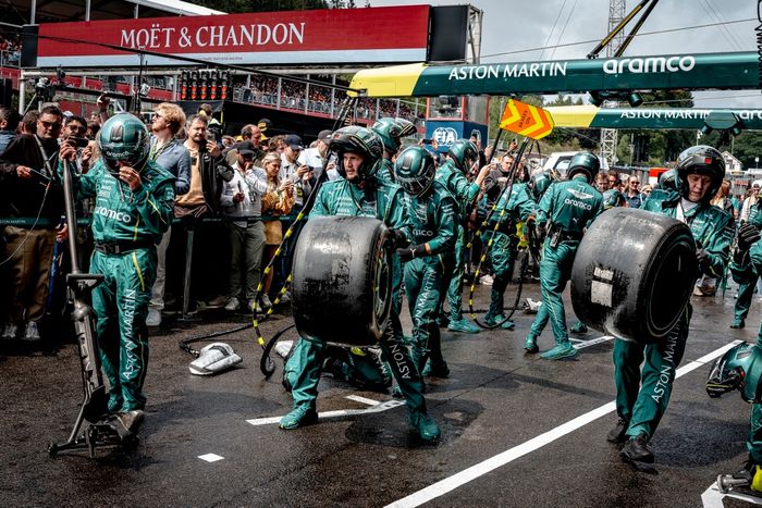 El equipo Aston Martin prueba la parada en boxes durante el Gran Premio Moet & Chandon de Bélgica 2025 de Fórmula 1 en el Circuito Spa Francorchamps en Spa, Bélgica, el 27 de julio de 2025. (Foto de Marcel van Dorst / EYE4images/NurPhoto vía Getty Ima