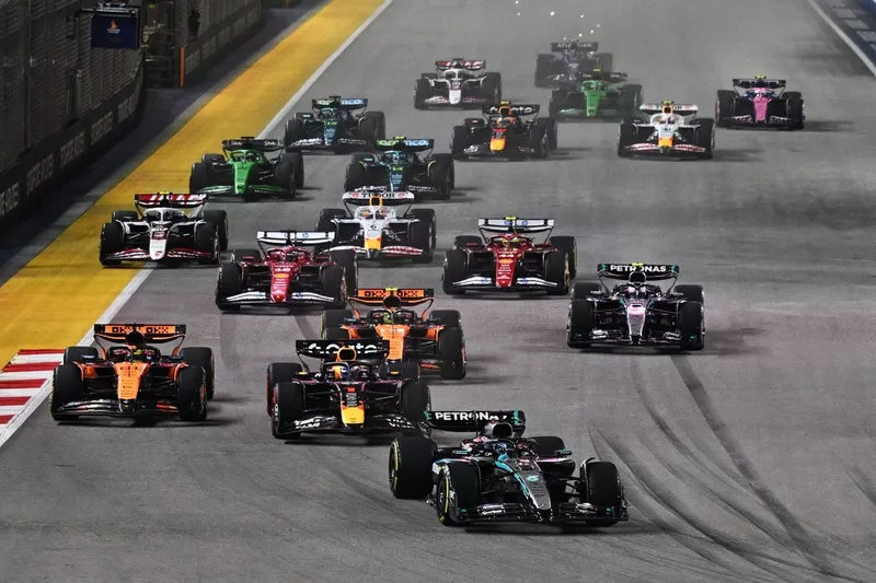 Oscar Piastri, McLaren, Max Verstappen, Red Bull Racing, George Russell, Mercedes