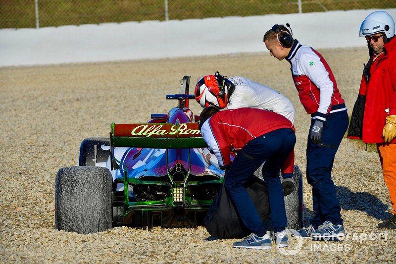 Kimi Raikkonen, Alfa Romeo Racing C38, en tête-à-queue