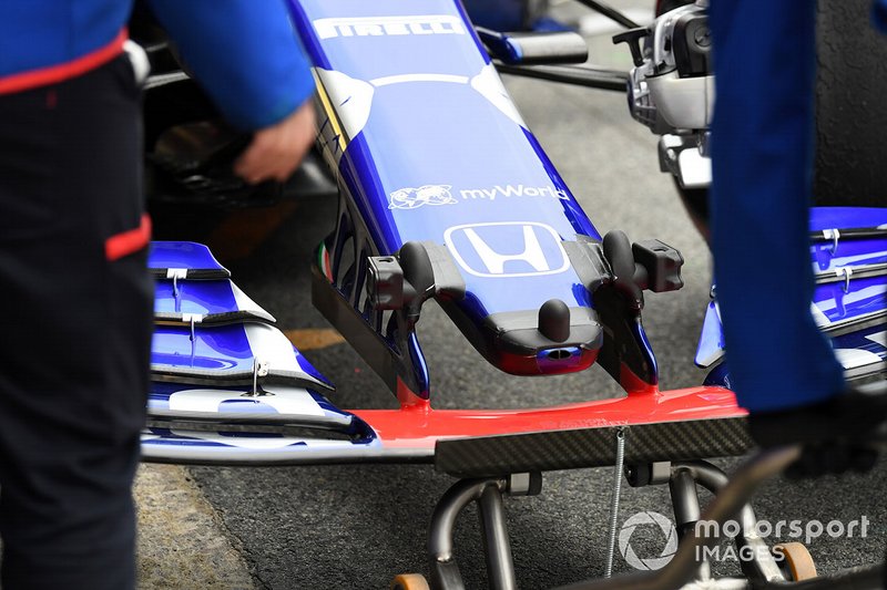 Scuderia Toro Rosso STR14 nose detail