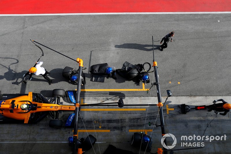Lando Norris, McLaren MCL34 pit stop