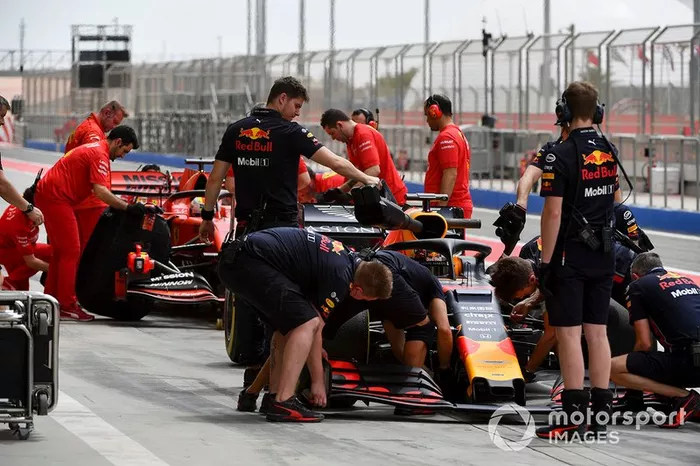 Los miembros del equipo Red Bull Racing cambian la parte delantera de Dan Ticktum, Red Bull Racing RB15