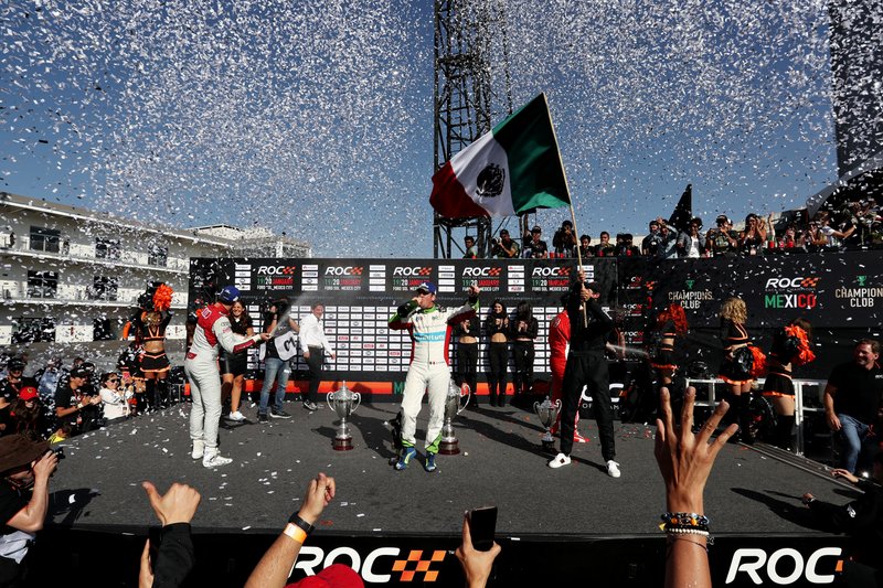 Winner Benito Guerra, festeggia sul podio