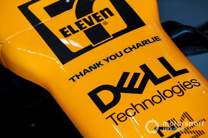 Un homenaje al fallecido Charlie Whiting, Director de Carrera, FIA, en la nariz de McLaren