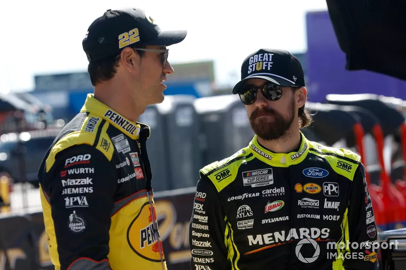 Ryan Blaney, Team Penske, Menards\Great Stuff Ford Mustang, Joey Logano, Team Penske, Pennzoil Ford Mustang